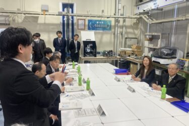 ラピダス会長が有明高専を視察、半導体人材の現状把握へ