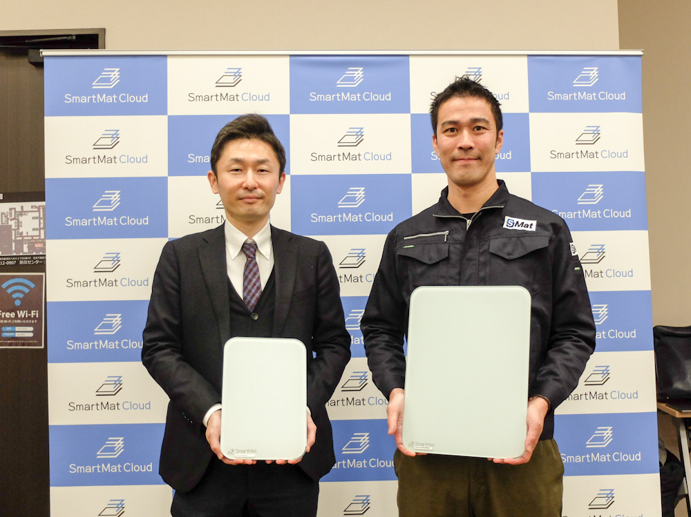 MARUWA SHOMEIの森岡COO（左）と林代表取締役。2人が手に持つのがマット形状のIoT重量計