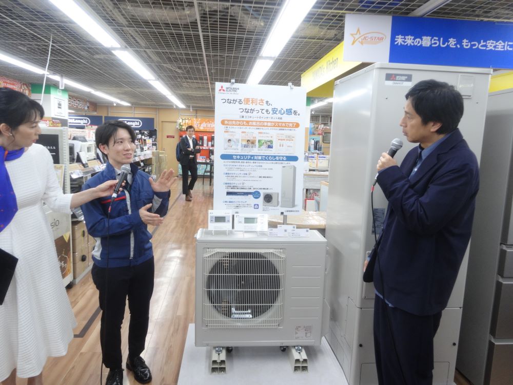 LABI池袋本店で説明を受ける徳井氏とフリーアナウンサーの渡辺真理さん