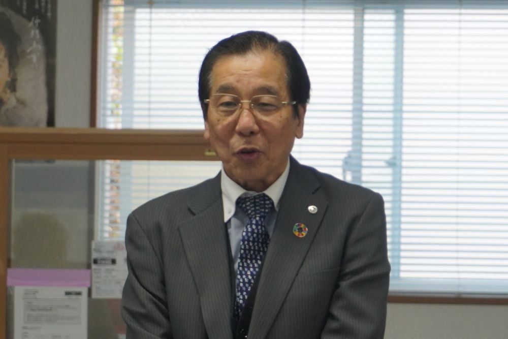あいさつする河村理事長
