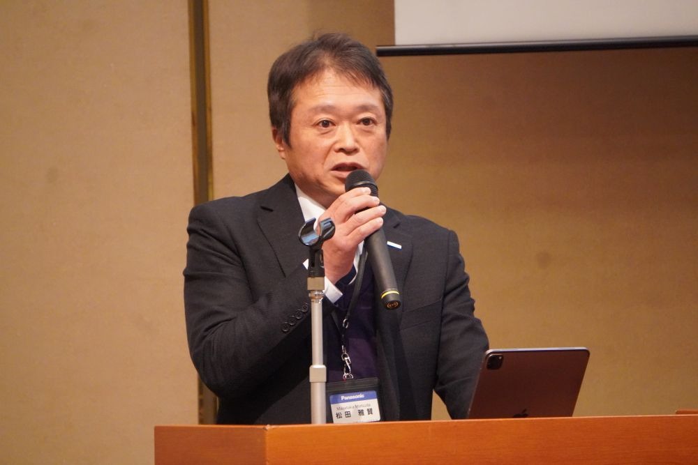 あいさつする松田学院長