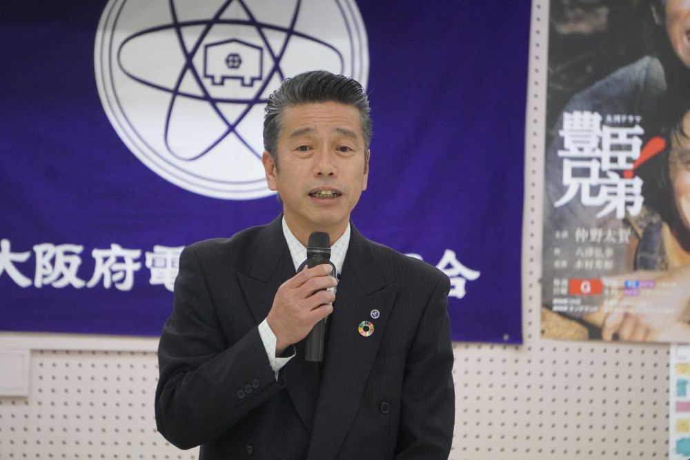 あいさつする敷地理事長