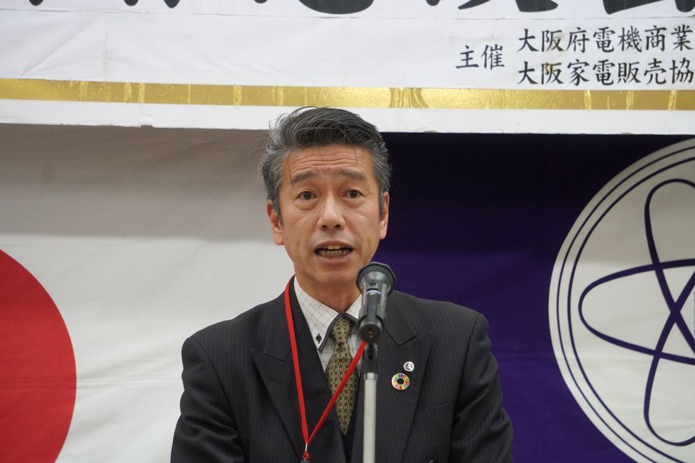 あいさつする敷地理事長