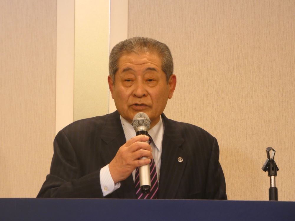 あいさつする福田支部長