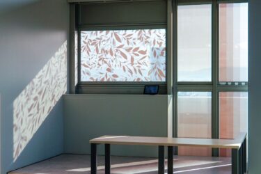 ガラス型ペロブスカイト太陽電池、長期実証を開始　パナソニックHD