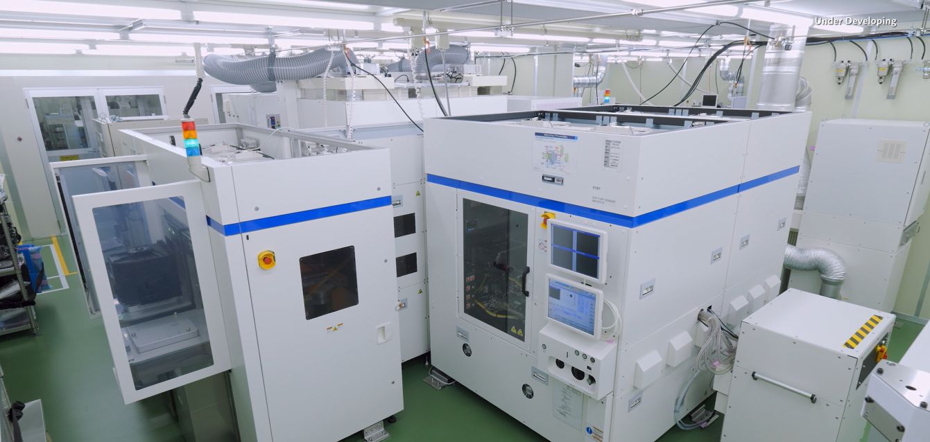 この先100年、ずっと最先端を走る研究開発に取り組む（写真は次世代半導体製造装置／パナソニック HD提供）