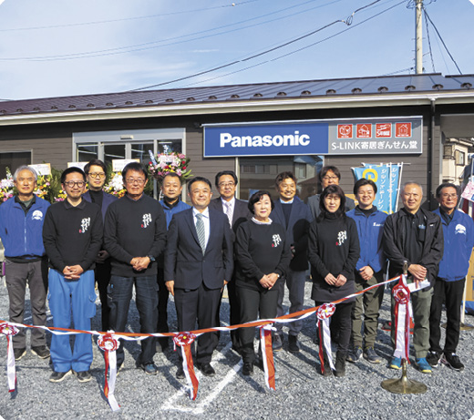 新たな決意で新店舗をオープン。開店初日から多くの来店客がお祝いに駆け付けた
