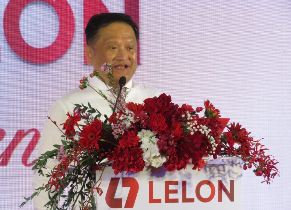 挨拶する呉董事長