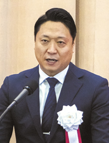 開所式であいさつする志倉社長