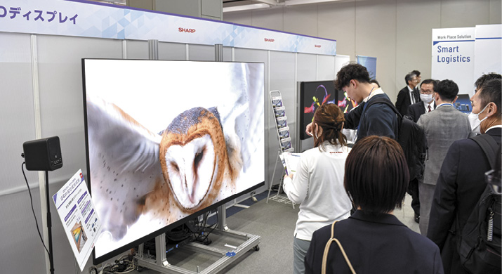 電子ペーパーディスプレイ「e-Poster」やLEDディスプレイなど幅広いディスプレイを披露した