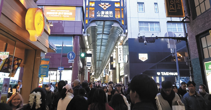 2連日多くの観光客でにぎわう大阪の心斎橋筋商店街