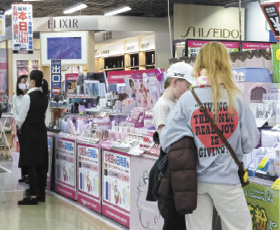 レジ前にも理美容品を集めたコーナーを展開するヨドバシカメラマルチメディアAkiba