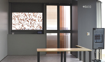 次世代のエネルギーを担うと期待されるペロブスカイト太陽電池（写真はパナソニックHDが本社研究施設「Technology CUBE」で実証試験中の実物）