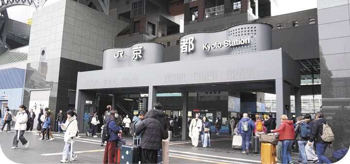京都　観光客でにぎわうJR京都駅前