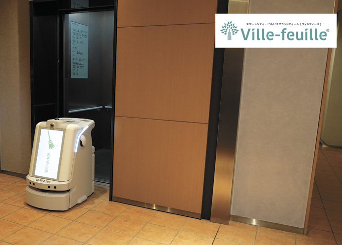 電気ビル(北館)で三菱電機製エレベーターと清掃ロボットが連携する様子
