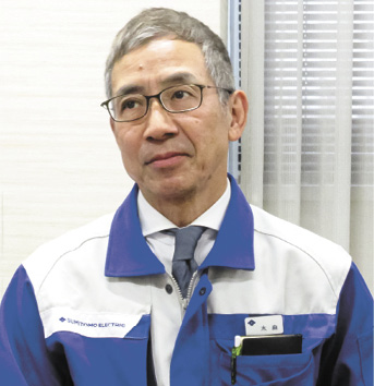 情報通信セグメントの展望を述べる末森氏