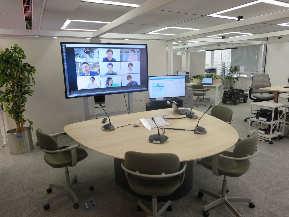 オンライン会議のシーンを再現した