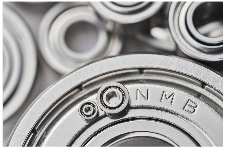 左から、ミネベアミツミの世界最小ボールベアリング、極小ボールベアリング