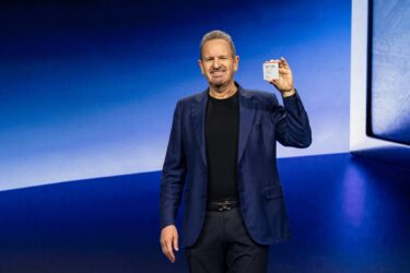 英アーム、CPUの自社開発に参入　IPサービス事業から脱皮へ