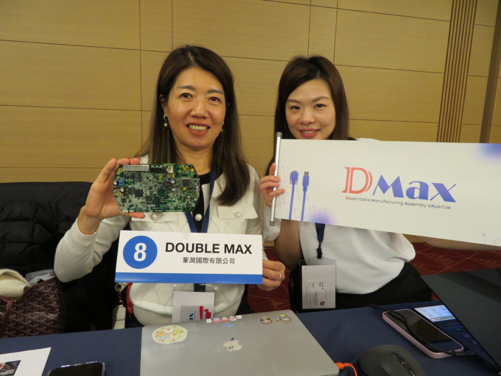 華湾国際の何総経理（左）と王怡君業務助理