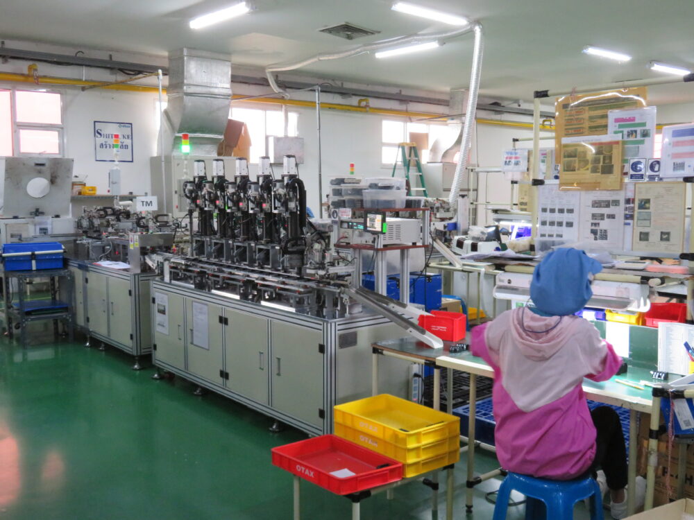 自動機を導入し省人化が進む生産ライン