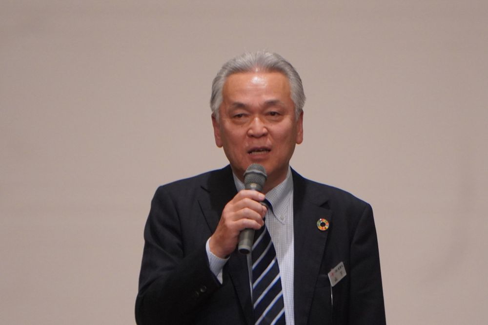 あいさつする電響社の山下社長