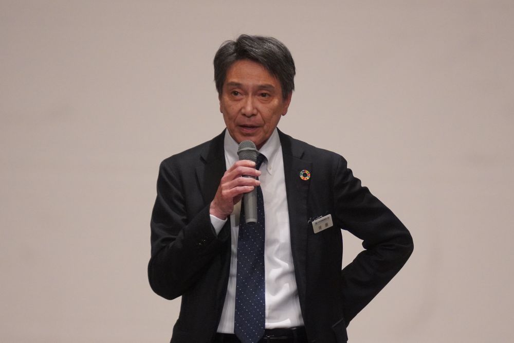 あいさつする大和無線電器の河原社長