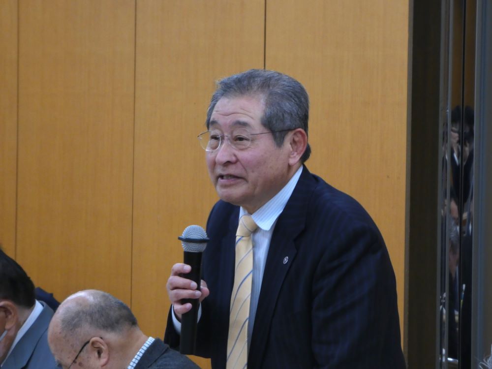 あいさつする福田理事長