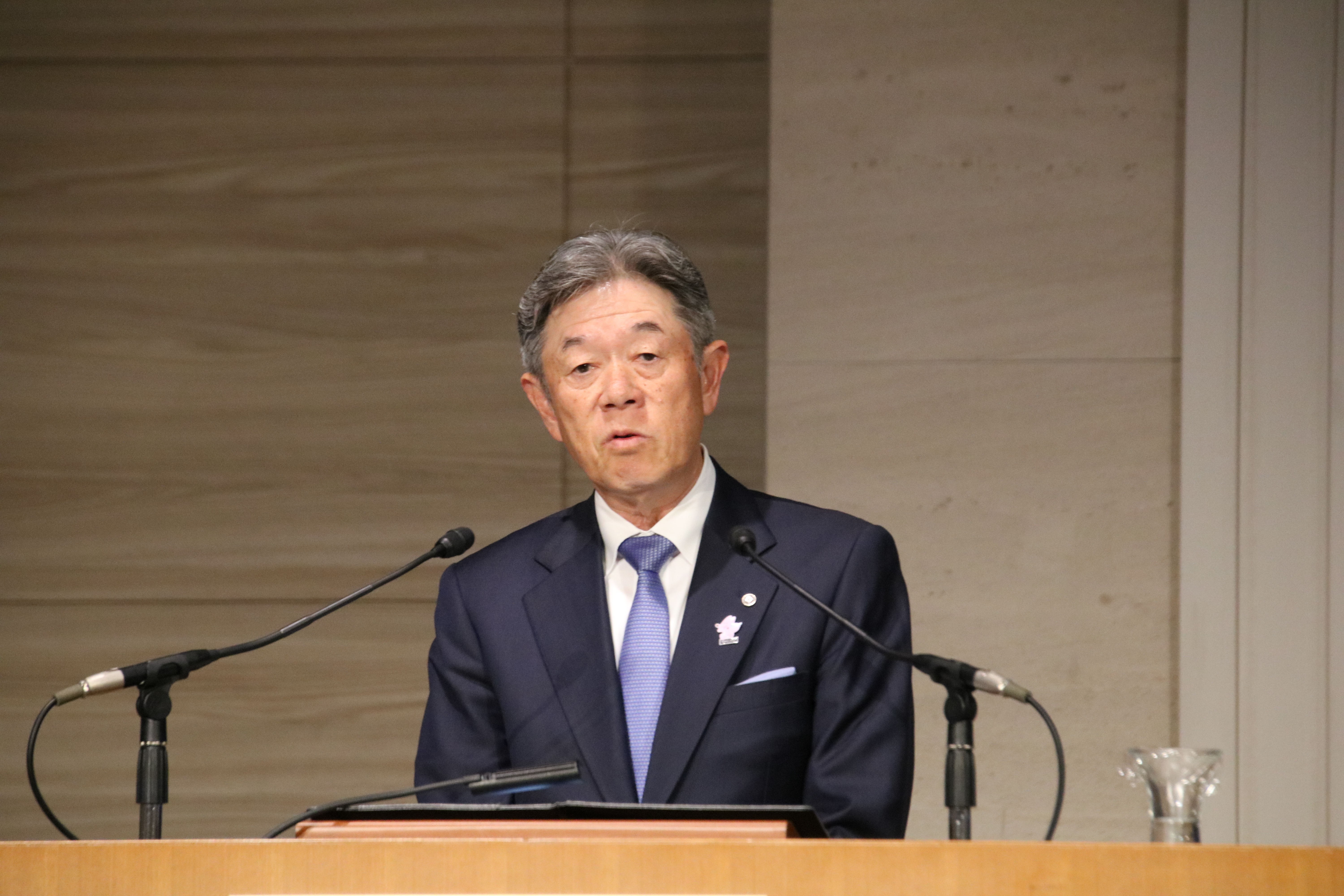 開会のあいさつを行う岩谷産業の間島寛社長