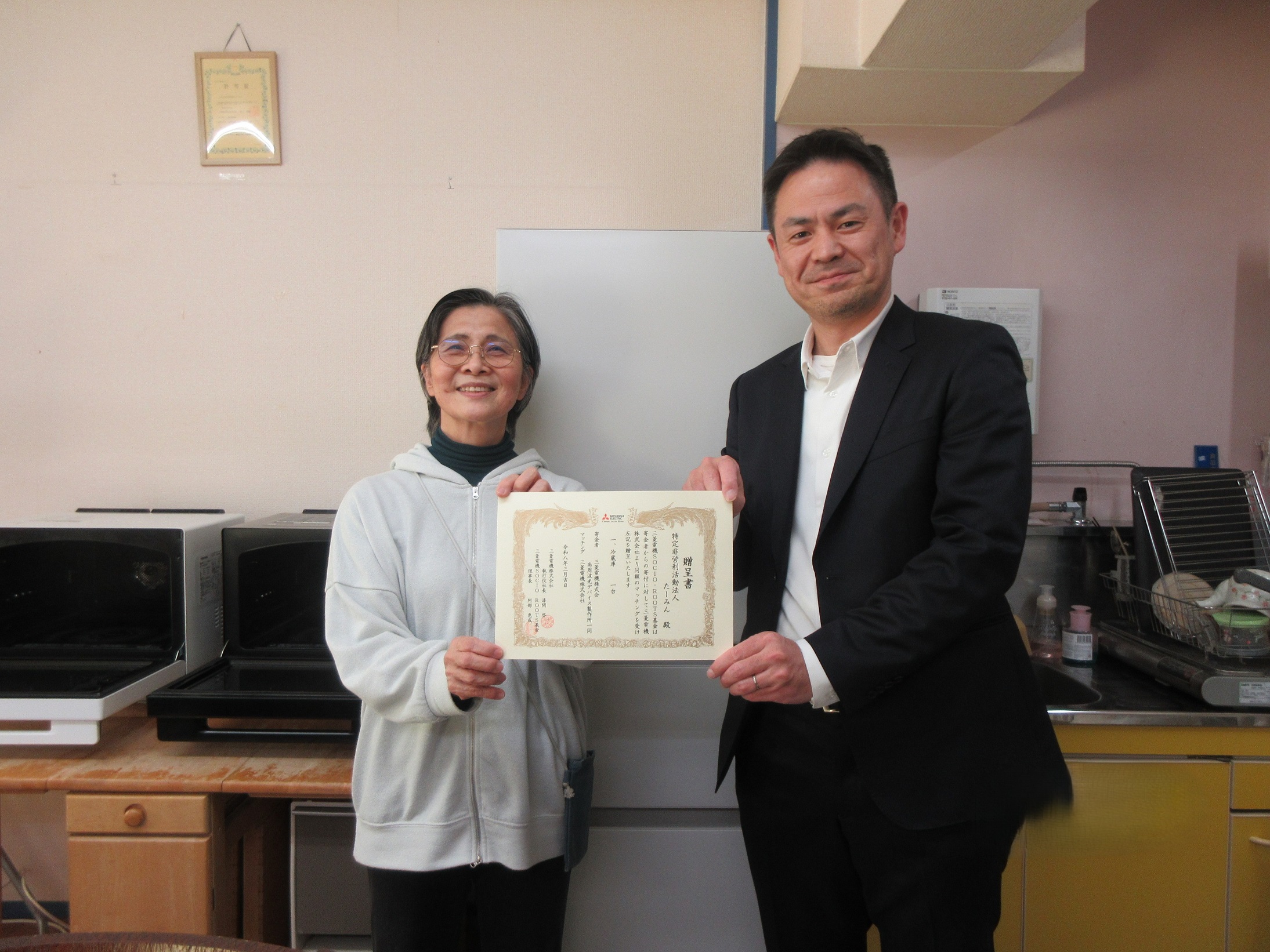 贈呈式に出席したクレヨン・ライズの川水香子理事長(左)