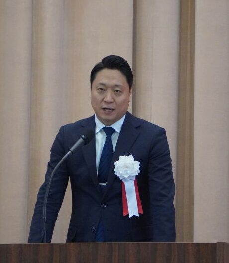 あいさつする志倉社長