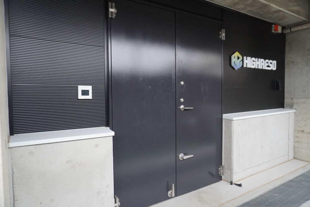 体育館下に設置したサーバールームの入り口