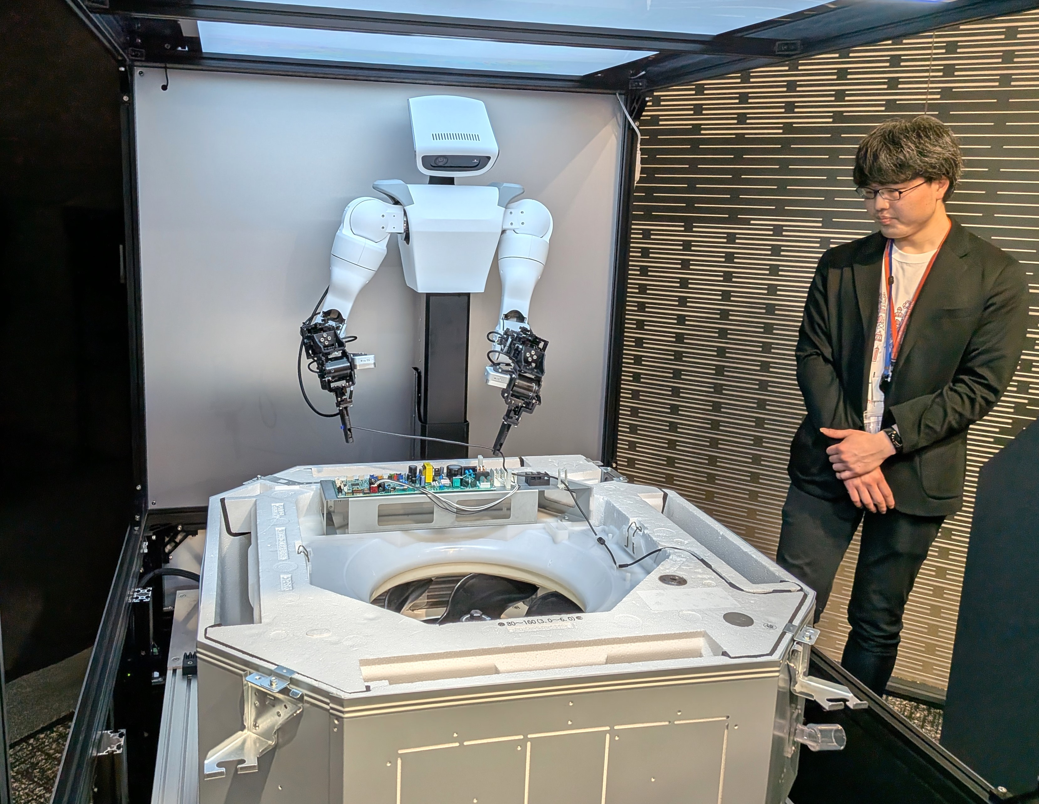 ケーブルの敷設作業をフィジカルAI技術で自動化するデモ