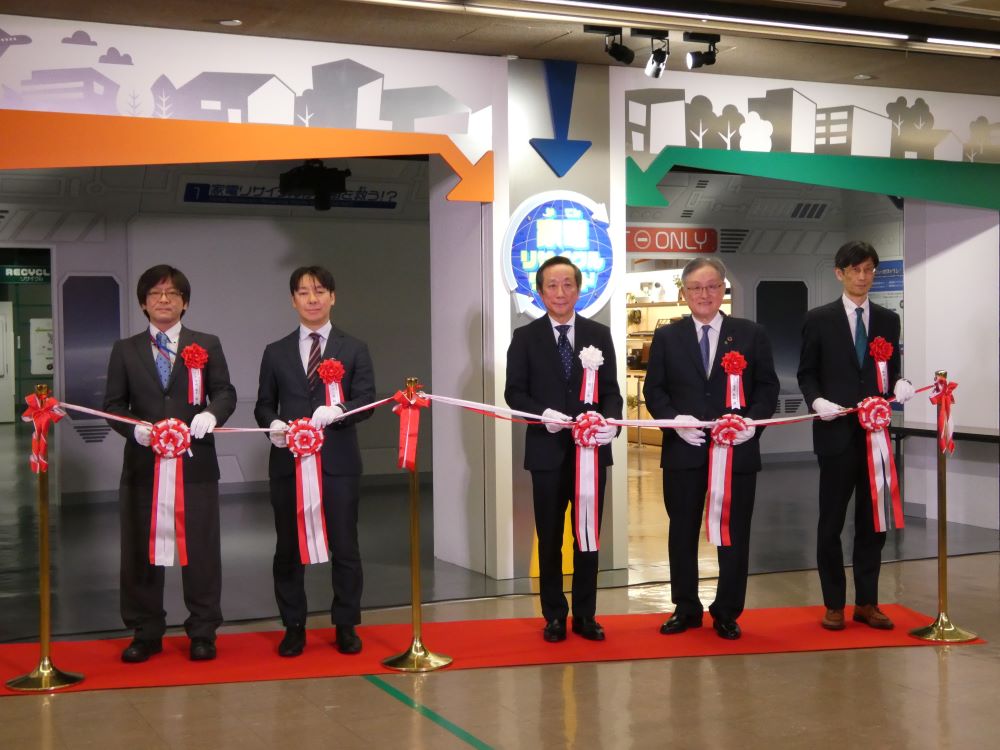 会見ではテープカットを行った。日本科学技術館の東原理事長（右から2人目）、家電製品協会の槙理事長（右から3人目）