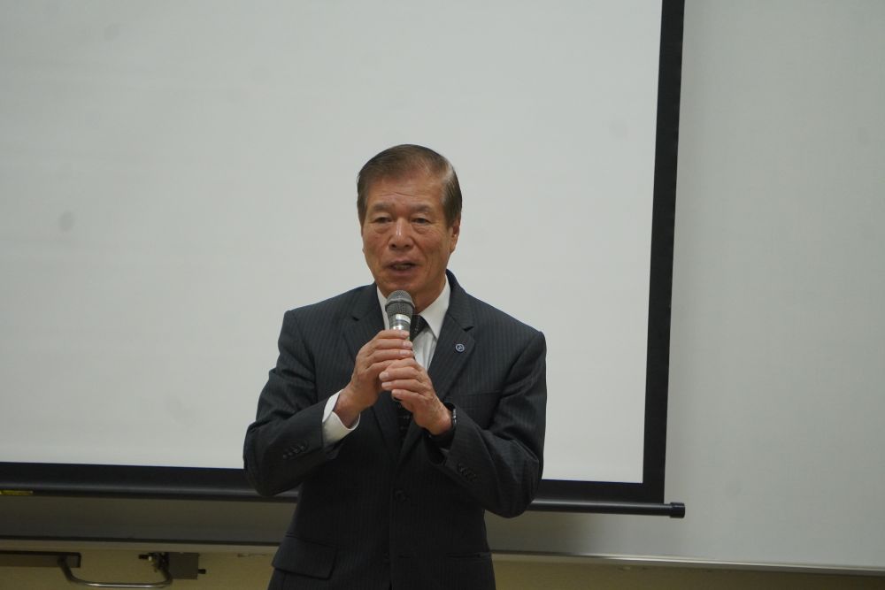 あいさつする牧野会長