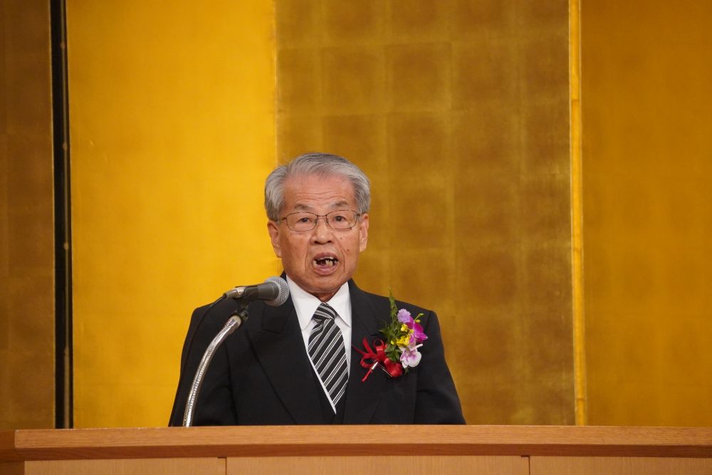 感謝を述べる巽理事長