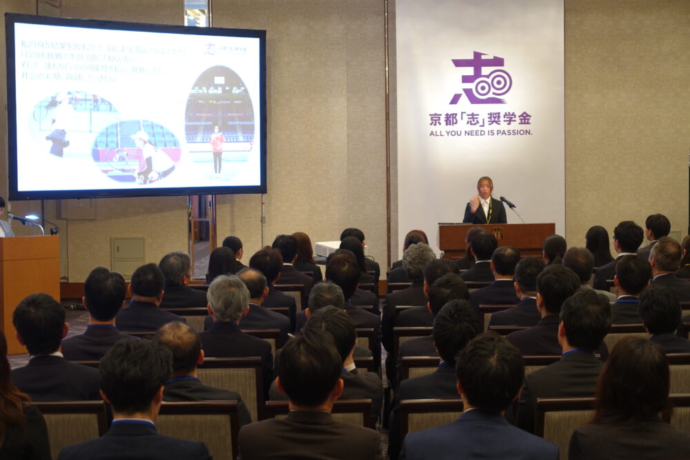 ２０２６年奨学生代表スピーチをする杉本千明さん
