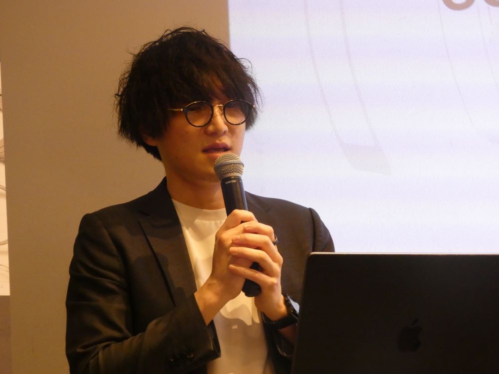 発表する對馬社長