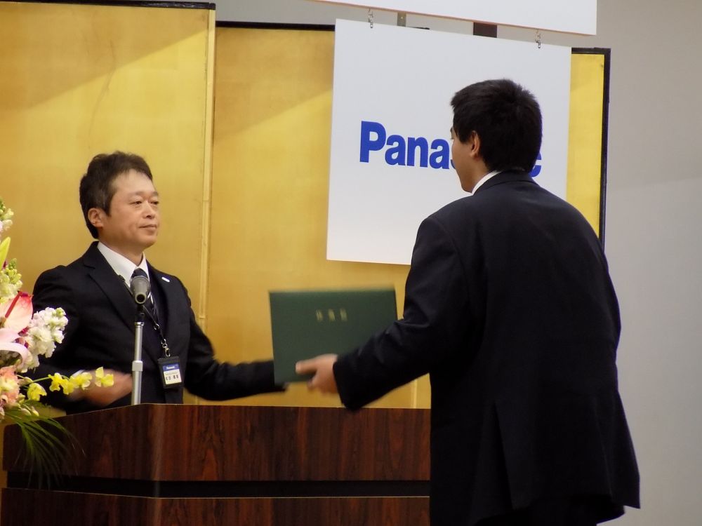 5人は10カ月間の全寮制の合宿研修を受けた