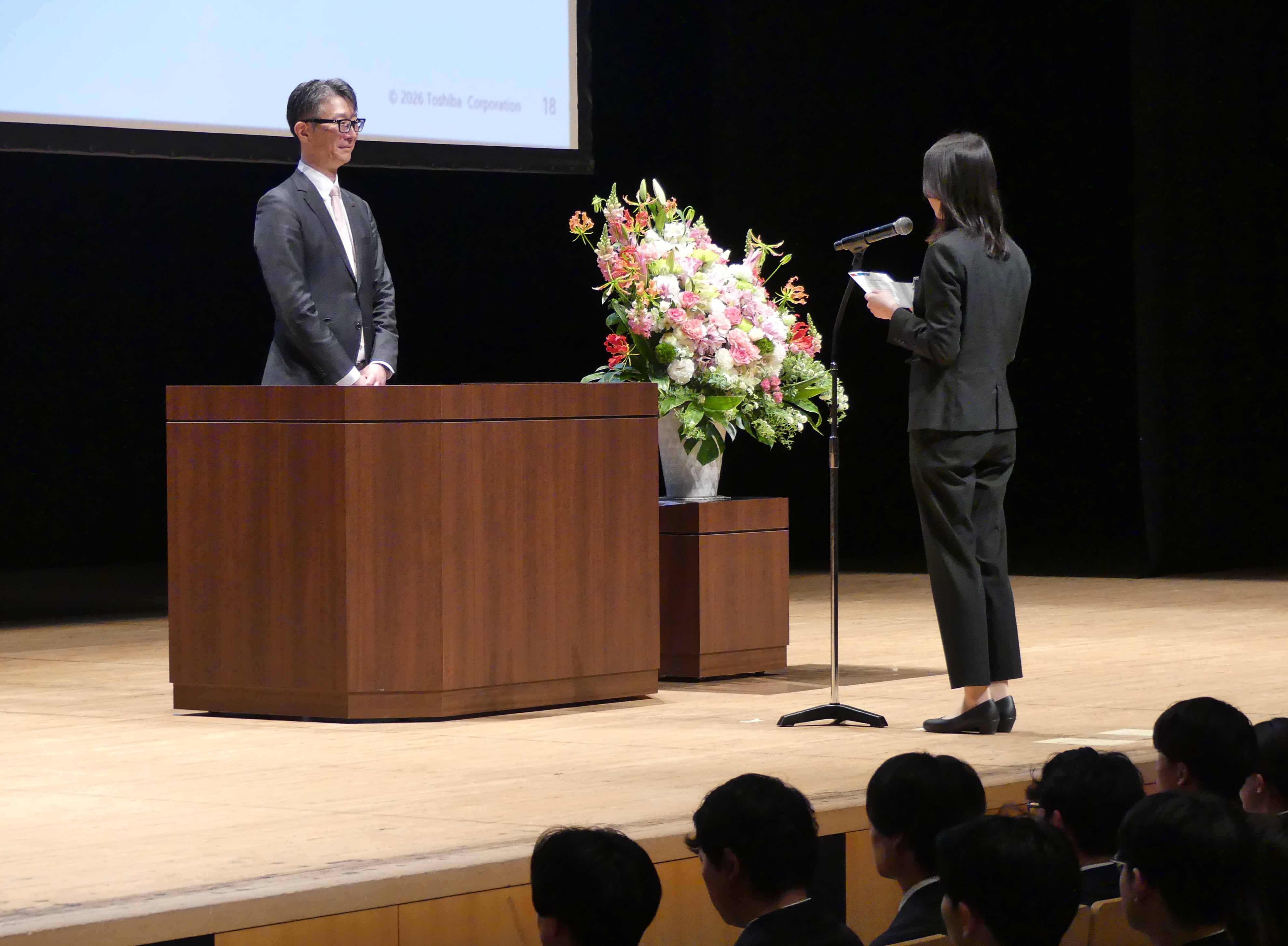 島田社長執行役員CEOを前に、新入社員を代表してあいさつする石原さん＝1日、川崎市