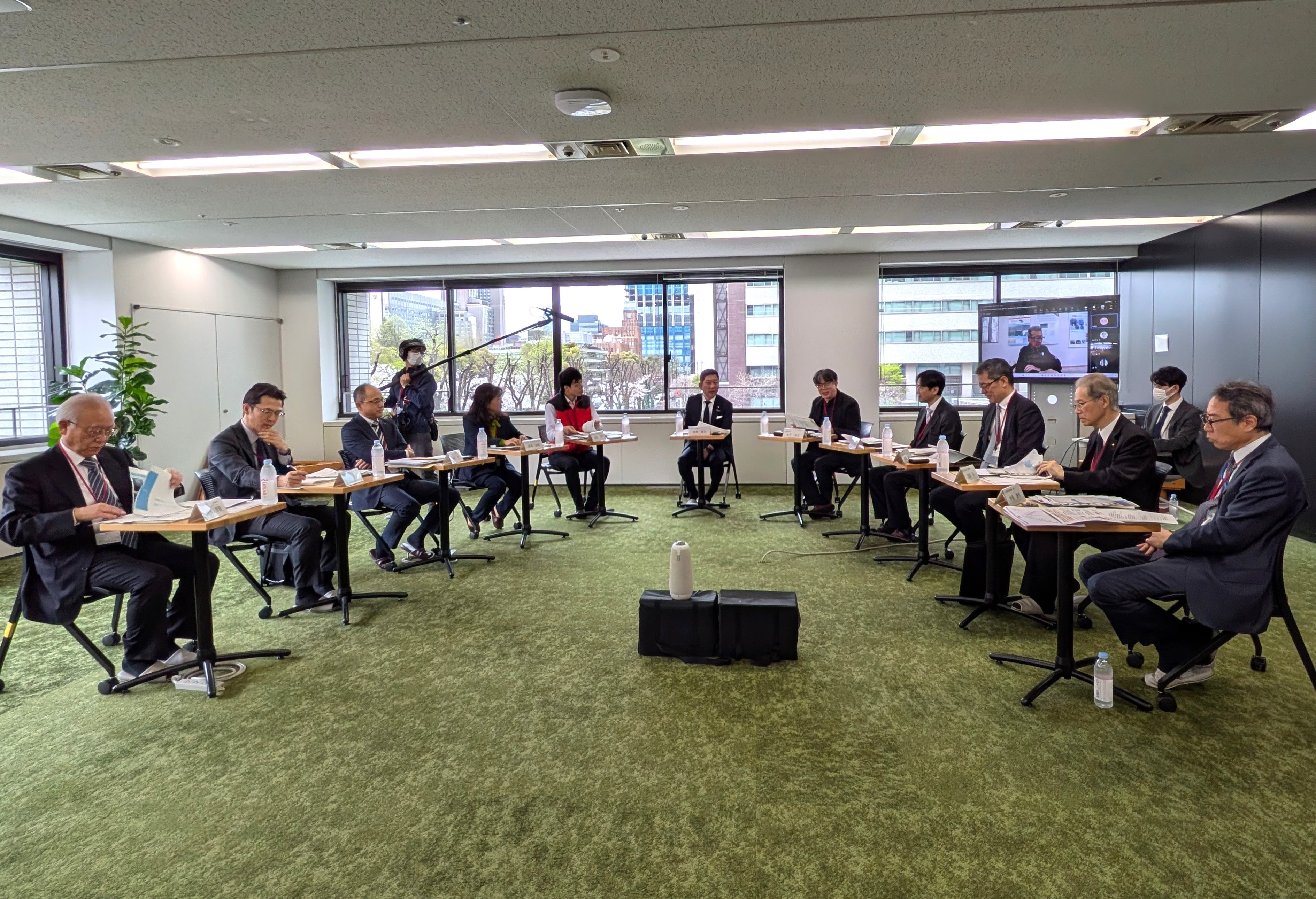 車座で活発に意見を交わす中小企業の経営者ら