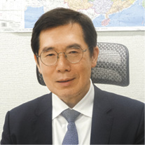 取材に応じるグロービズのジョン・ヒョク社長