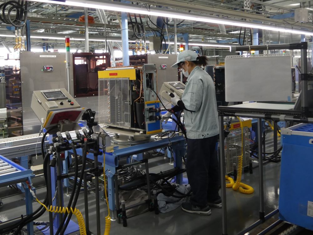 ヒートポンプユニットの水漏れなどを確認する