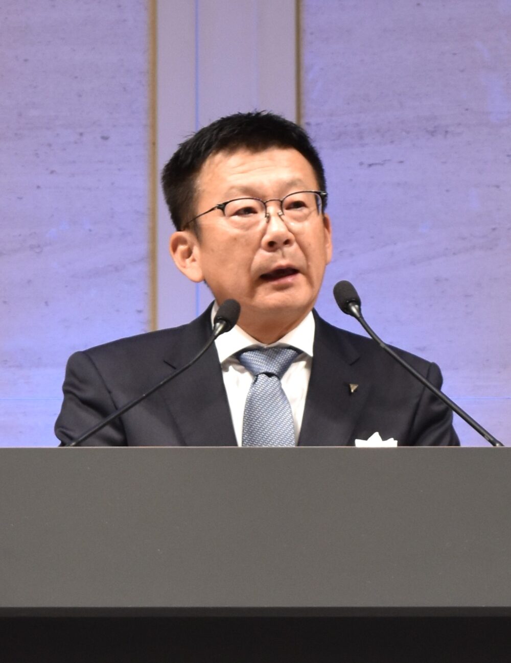 入社式で新入社員に向け歓迎の辞を述べる竹中社長 