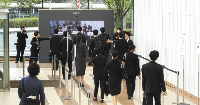 NECの入社式では新しいソリューション「NEC Smart ID Express」を活用した受け付けも行われた