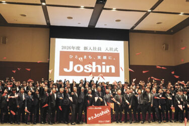 「少しの心配りで一生涯のお客さまに」　社名変更後初の入社式、赤い紙飛行機で飛躍誓う　Joshin
