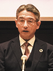 高橋社長が新入社員を激励した