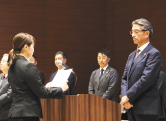 新入社員を代表し中島さんが決意表明をした