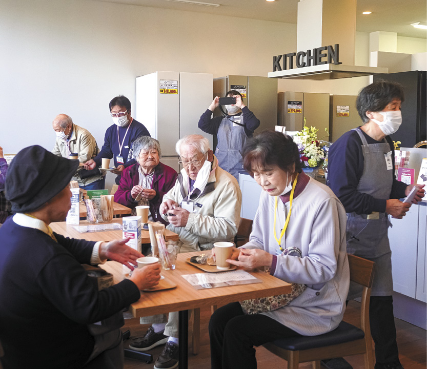 オープン当日からにぎわうカフェスペース