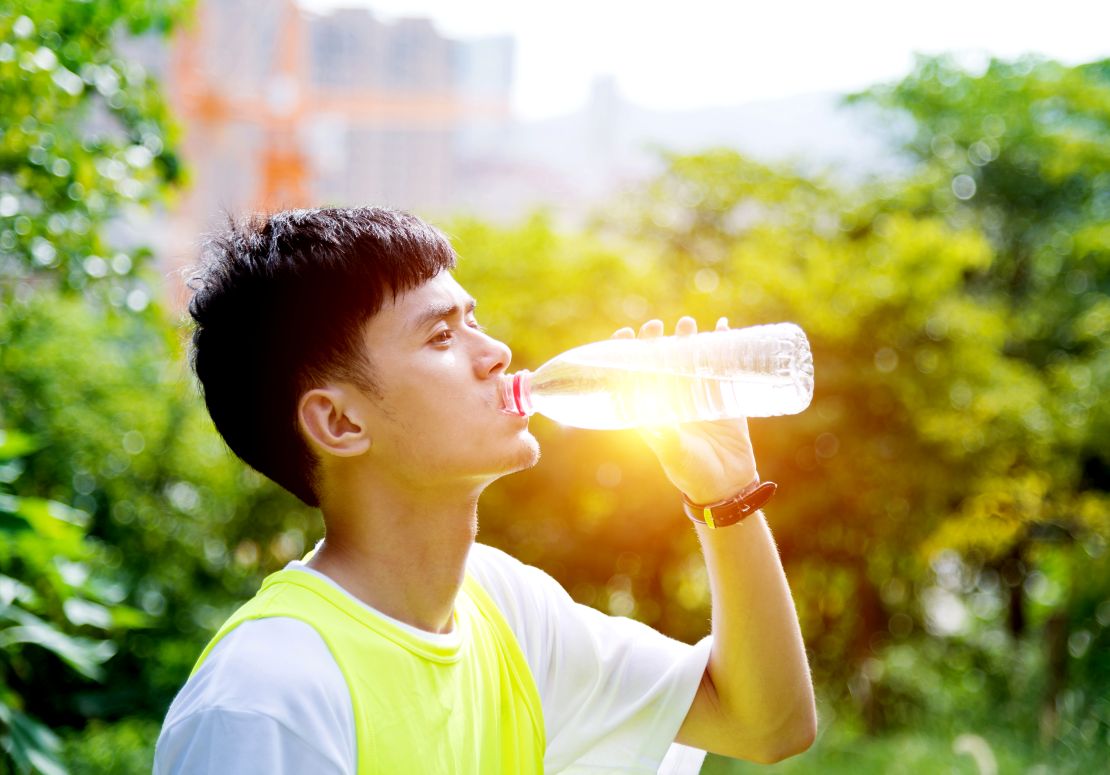 学校での部活動や学生スポーツ活動でも暑熱対策は重要となっている